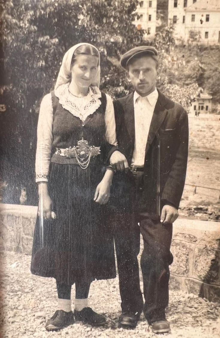 YugoslavVisuals's tweet photo. Serbian couple in Jajce, Bosnia and Herzegovina, 1950s. https://t.co/jkfxc9DATU