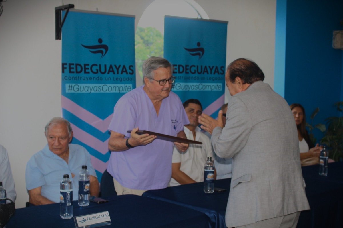 fbejarano01's tweet photo. El Dr Roberto Gilbert Febres Cordero recibió un homenaje de FUNDEC, su presidente José Luis Contreras exaltó con emotivas palabras la labor al honorable dirigente deportivo….                   #RobertoGilbert #FUNDEC #deportes https://t.co/XCvv1PxgSV