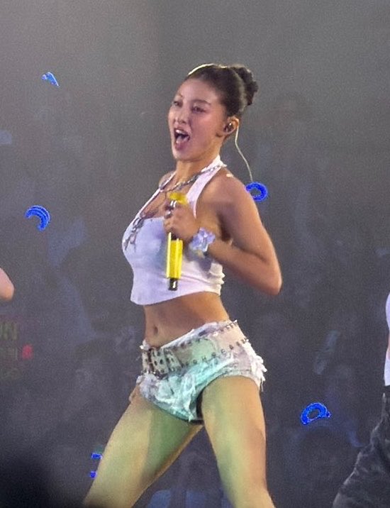 cactusjihyo's tweet photo. all of jihyo’s new new outfits so far for the finale are halter tops that show off her back 😌 she knows exactly what her style is https://t.co/NlAhHmBFTw