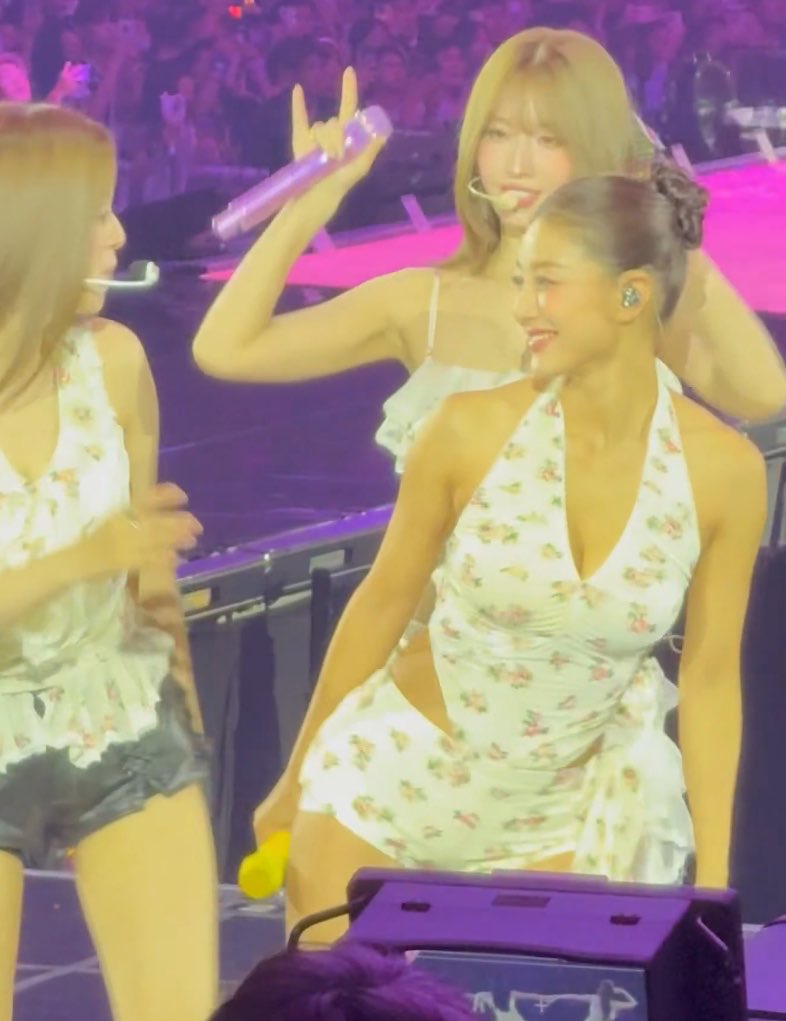 cactusjihyo's tweet photo. all of jihyo’s new new outfits so far for the finale are halter tops that show off her back 😌 she knows exactly what her style is https://t.co/NlAhHmBFTw