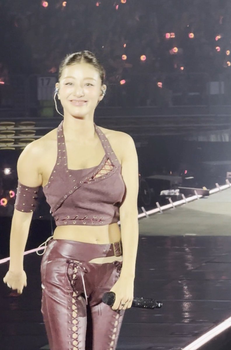 cactusjihyo's tweet photo. all of jihyo’s new new outfits so far for the finale are halter tops that show off her back 😌 she knows exactly what her style is https://t.co/NlAhHmBFTw