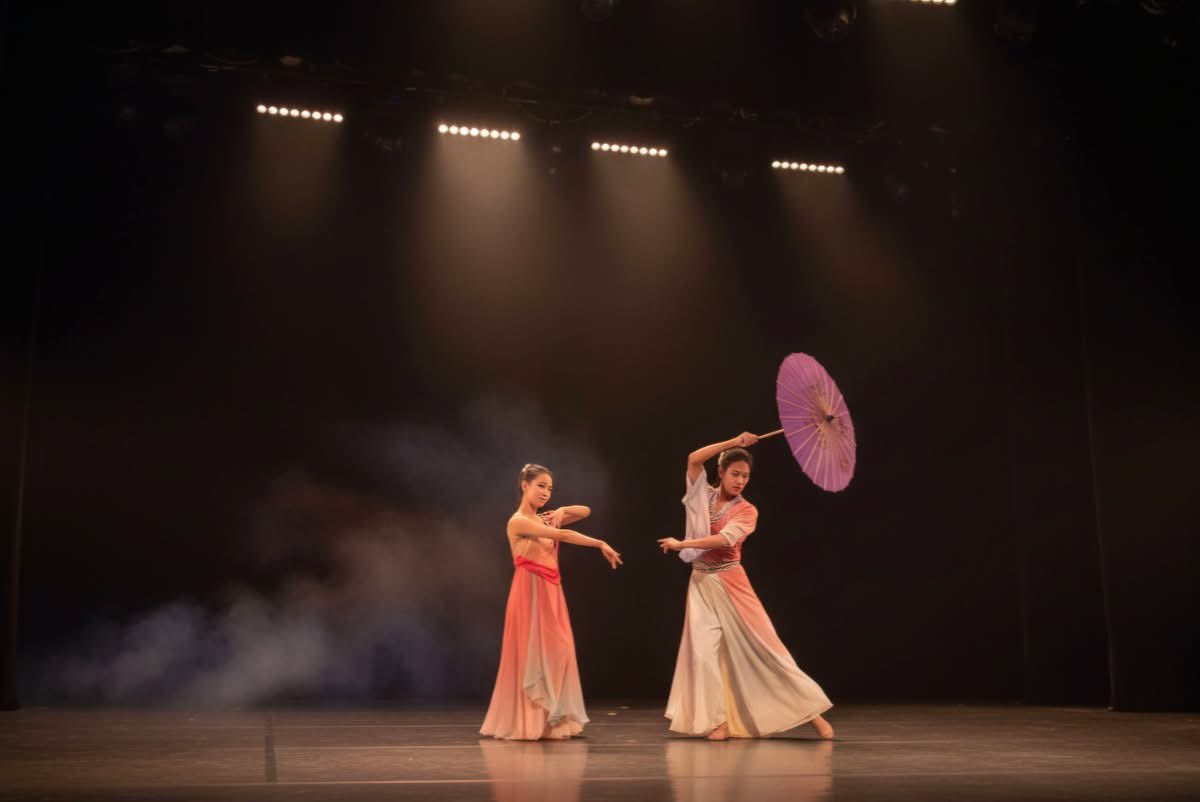 Calin__Groza's tweet photo. Am avut bucuria de a participa, la invitația Primăriei Municipiului Baia Mare, la spectacolul „Frumusețea fără granițe: splendoarea dansului clasic chinez”, un eveniment dedicat Zilei Internaționale a Dialogului între Civilizații.

A fost o seară deosebită, în care arta, cultura și tradițiile chineze au oferit publicului un spectacol impresionant, demonstrând că dialogul dintre culturi poate construi punți de prietenie și colaborare.

Felicitări organizatorilor: Ambasada Republicii Populare Chineze în România, Primăria Municipiului Baia Mare și Camera de Comerț și Industrie România–China, Filiala Maramureș – pentru inițiativă și pentru promovarea schimburilor culturale internaționale.

Mulțumesc pentru invitație și pentru această experiență memorabilă!
#BaiaMare #DiplomațieCulturală #RomâniaChina #DialogÎntreCivilizații #Cultură #calingroza #deputat #maramures #impreuna