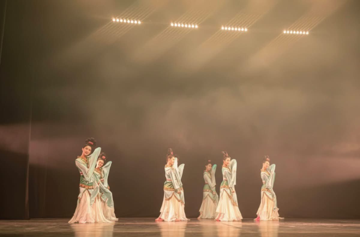 Calin__Groza's tweet photo. Am avut bucuria de a participa, la invitația Primăriei Municipiului Baia Mare, la spectacolul „Frumusețea fără granițe: splendoarea dansului clasic chinez”, un eveniment dedicat Zilei Internaționale a Dialogului între Civilizații.

A fost o seară deosebită, în care arta, cultura și tradițiile chineze au oferit publicului un spectacol impresionant, demonstrând că dialogul dintre culturi poate construi punți de prietenie și colaborare.

Felicitări organizatorilor: Ambasada Republicii Populare Chineze în România, Primăria Municipiului Baia Mare și Camera de Comerț și Industrie România–China, Filiala Maramureș – pentru inițiativă și pentru promovarea schimburilor culturale internaționale.

Mulțumesc pentru invitație și pentru această experiență memorabilă!
#BaiaMare #DiplomațieCulturală #RomâniaChina #DialogÎntreCivilizații #Cultură #calingroza #deputat #maramures #impreuna
