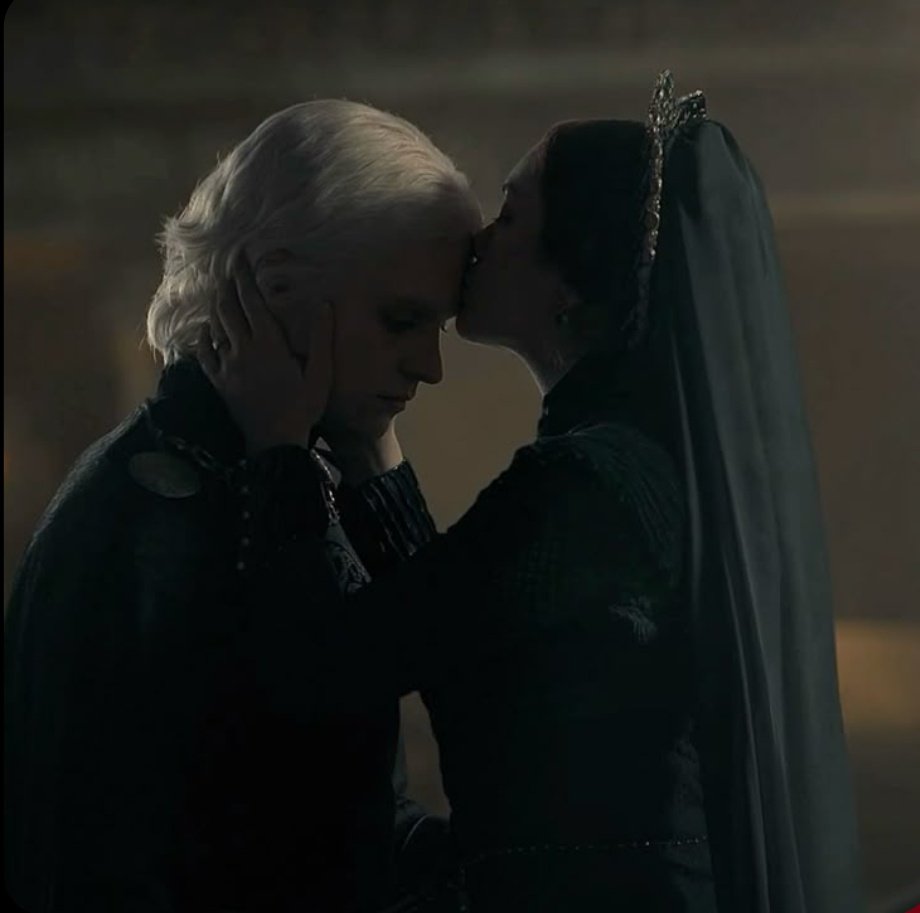 BzzzLady's tweet photo. Nowadays whenever Alicent mentions Aegon I think about this kiss and how much it meant to him that she be there FOR HIM while in reality her affection was but purposive to open him emotionally to later manipulate him, hence why it stopped when he took the job seriously https://t.co/0vhonnpKKq