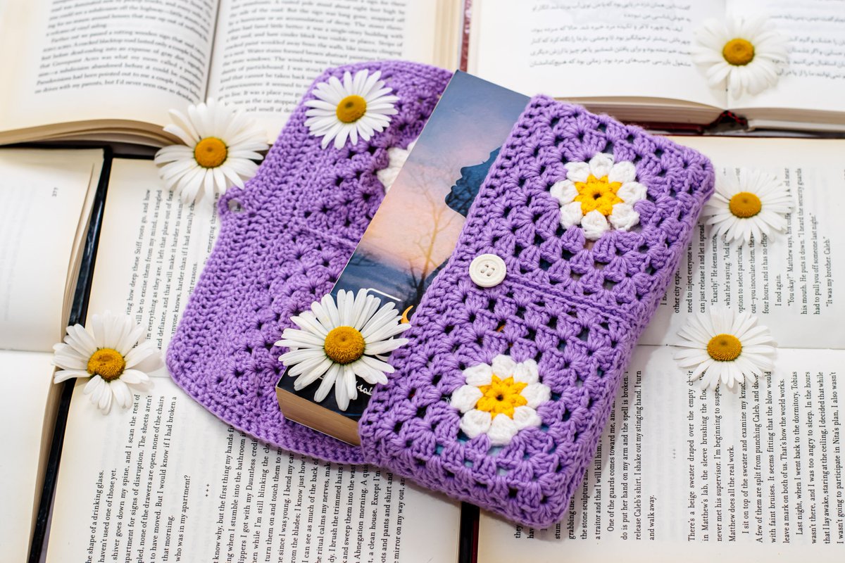 __Mrbookmark__'s tweet photo. عکسای فوق العاده از Book sleeve وقتی کتاب‌ دارن: https://t.co/yReUQv9Jgv