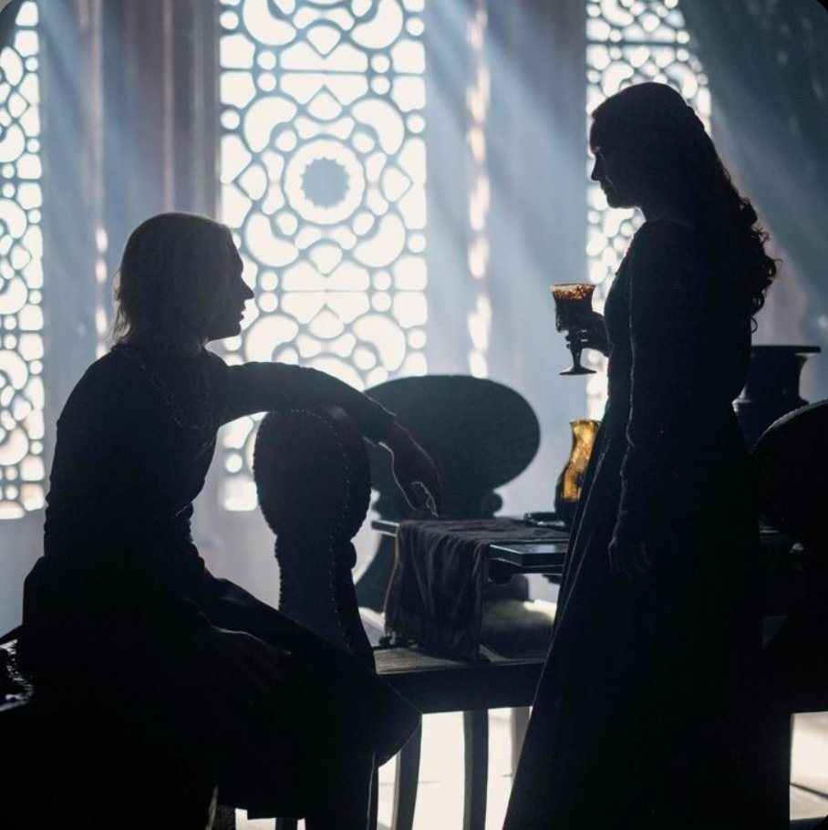BzzzLady's tweet photo. Nowadays whenever Alicent mentions Aegon I think about this kiss and how much it meant to him that she be there FOR HIM while in reality her affection was but purposive to open him emotionally to later manipulate him, hence why it stopped when he took the job seriously https://t.co/0vhonnpKKq