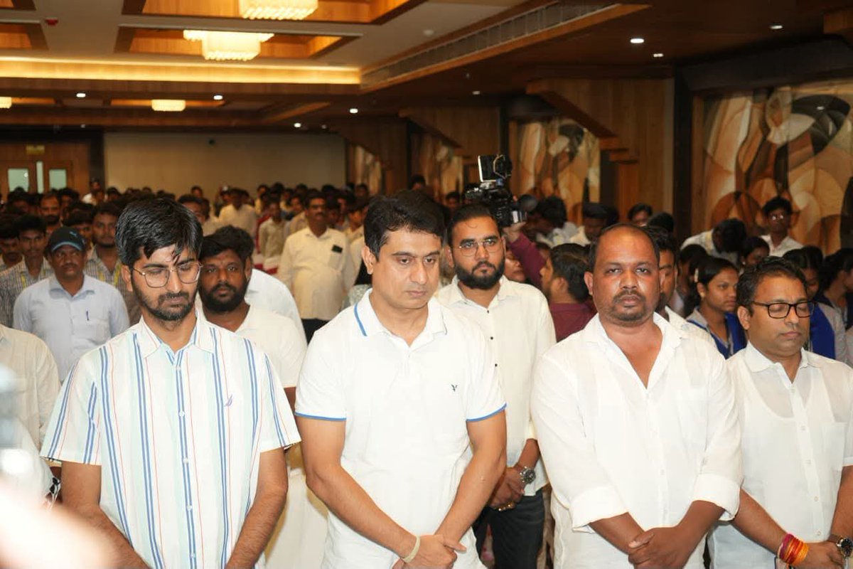 Cocopadhi's tweet photo. नेता प्रतिपक्ष श्री @RahulGandhi जी के पेपर लीक और भाजपा की विफल शिक्षा व्यवस्था के खिलाफ चल रहे #ChhatronKiGoonj अभियान के तहत ओडिशा युवा कांग्रेस द्वारा आयोजित छात्र संवाद कार्यक्रम में आज @IYC अध्यक्ष @UdayBhanuIYC जी के साथ शामिल हुआ। 

कार्यक्रम के दौरान पेपर लीक और शिक्षा व्यवस्था की विफलताओं के कारण अपने सपनों और जीवन को खो चुके छात्रों को मौन श्रद्धांजलि अर्पित की गई तथा उन्हें न्याय दिलाने के संकल्प को दोहराया गया।

📍भुवनेश्वर