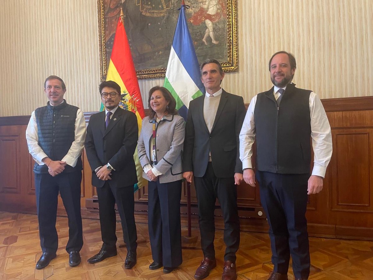 JeannetteSZ's tweet photo. Reunion fructífera de @AgendaCAF con el Canciller de Bolivia para apoyo: acuerdos de integración Chile Bolivia, apoyo a la Presidencia Pro tempore de Urupabol (Uruguay, Paraguay y Bolivia), taller de Política internacional, Promoción de Exportaciones y Acuerdos comerciales. https://t.co/csPzxDH0xl