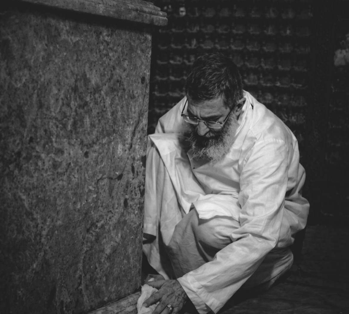 Iran2w's tweet photo. The beloved servant of Imam Reza (a) now rests forever in the presence of his Imam ❤️‍🩹 https://t.co/GuORXyNykf