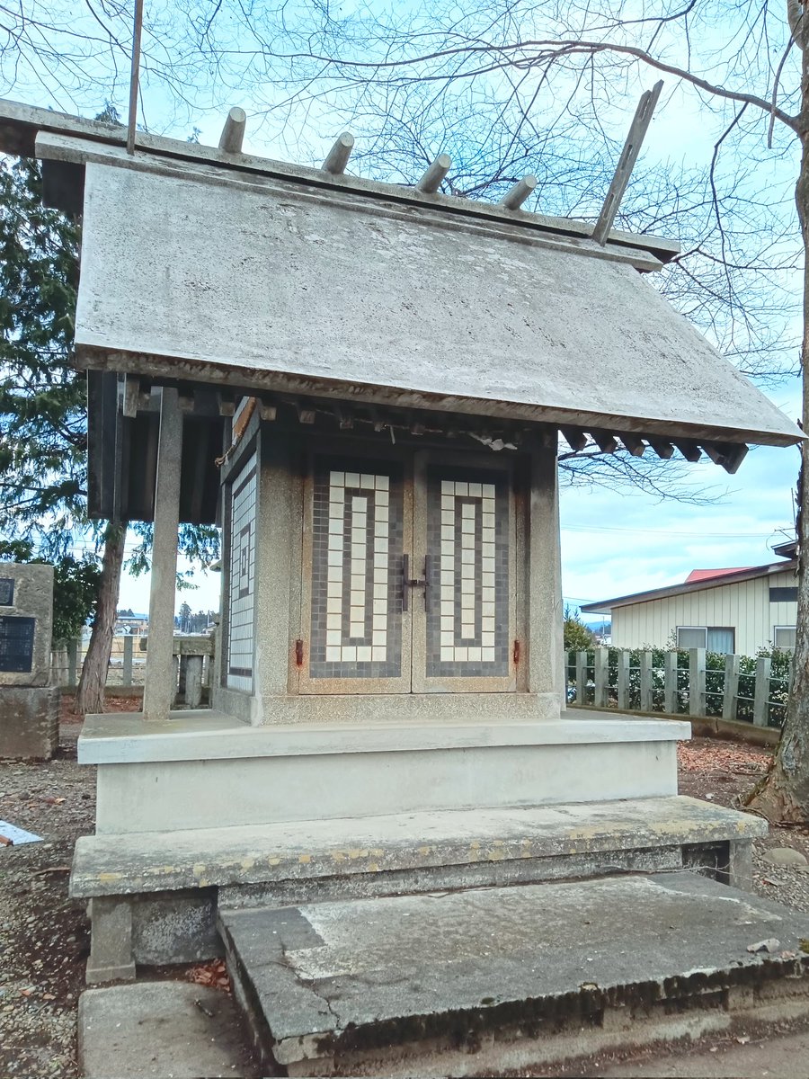 iwahakoiwate's tweet photo. #ひとり岩手たてもの博覧会

　旧和賀郡役所の奉安殿を移築し、社殿として活用した神社。タイルが使用されていたりモダンな見た目をしています。
　実は現存している郡役所遺構かつ奉安殿遺構でありとても珍しいものではあるが地元民にも知られていない、、

奥寺神社(北上市) https://t.co/AIGq8SWQyE