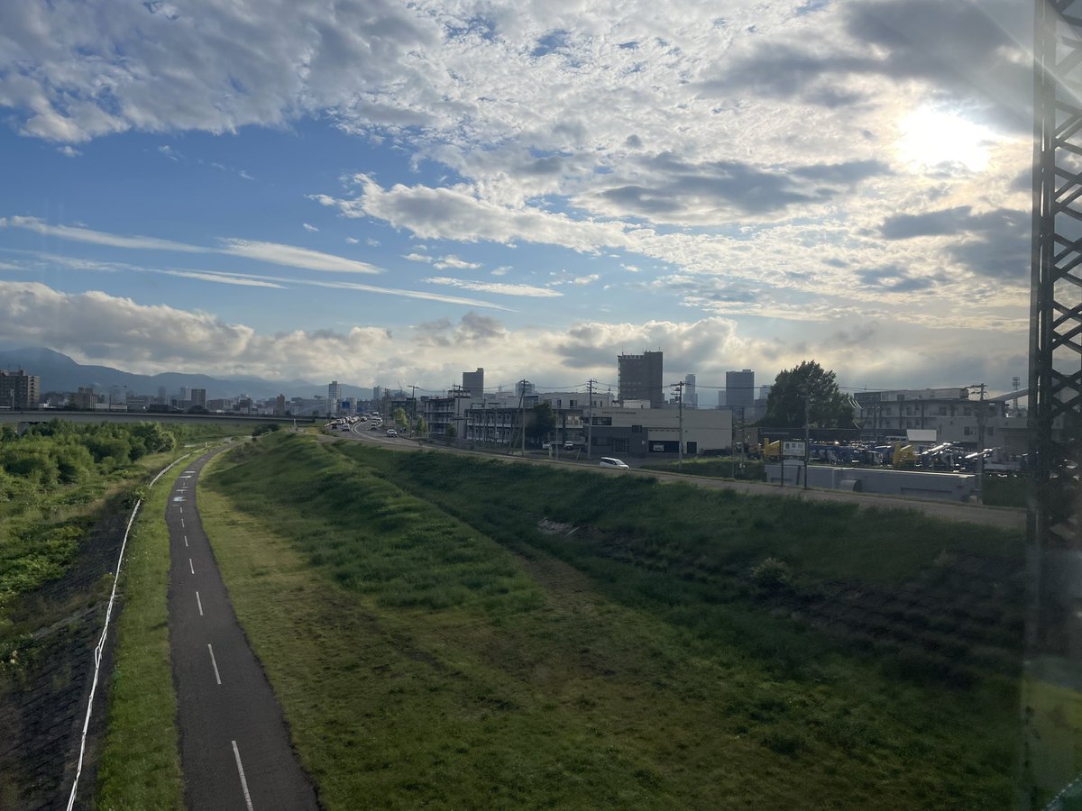 Setouchi_Stream's tweet photo. カムイ号の最後の停車駅、岩見沢を出ても北海道の基幹産業である第一次産業が一面に広がる風景が続きこの先に本当に100万都市があるんか？と思ったが、少しのベッドタウン風景を経て急激に大都市の風景へと変化
仙台もだが、東日本の大都市はこの「ギャップ」が醍醐味のように思う https://t.co/nsUo9Szf5A