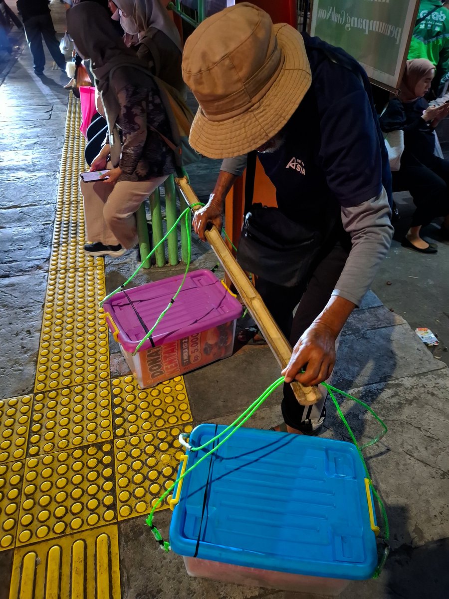 Vyachestlav's tweet photo. Bertemu lagi sama si Bapak dalam keadaan senang dan sedih. Senang karena dagangannya ludes, sedih karena nggak kebagian. Kata Bapak, udah 2 hari terakhir ini dagangannya habis lebih cepat. Terima kasih, orang-orang baik. Jangan berhenti bantu pedagang UMKM lainnya, yaa. https://t.co/29JcEPqLaM