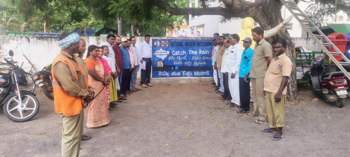 ChoppadandiMC's tweet photo. As part of the #catchTheRain campaign, the officers and staff of choppadandi municipality proudly took the pledge to " Catch the Rain, where it Falls, When it Falls".  #JalShakthi #RainwaterHarvesting #WaterConservation #SustainableDevelopment #tksreedevi #cdmatelangana https://t.co/MPkuaX6gjb