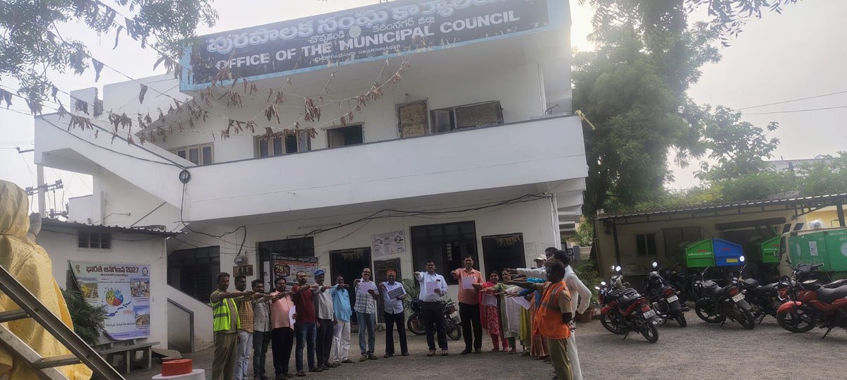 ChoppadandiMC's tweet photo. As part of the #catchTheRain campaign, the officers and staff of choppadandi municipality proudly took the pledge to " Catch the Rain, where it Falls, When it Falls".  #JalShakthi #RainwaterHarvesting #WaterConservation #SustainableDevelopment #tksreedevi #cdmatelangana https://t.co/MPkuaX6gjb