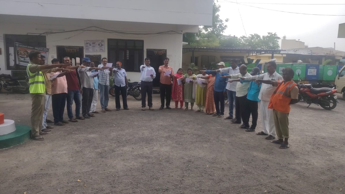 ChoppadandiMC's tweet photo. As part of the #catchTheRain campaign, the officers and staff of choppadandi municipality proudly took the pledge to " Catch the Rain, where it Falls, When it Falls".  #JalShakthi #RainwaterHarvesting #WaterConservation #SustainableDevelopment #tksreedevi #cdmatelangana https://t.co/MPkuaX6gjb