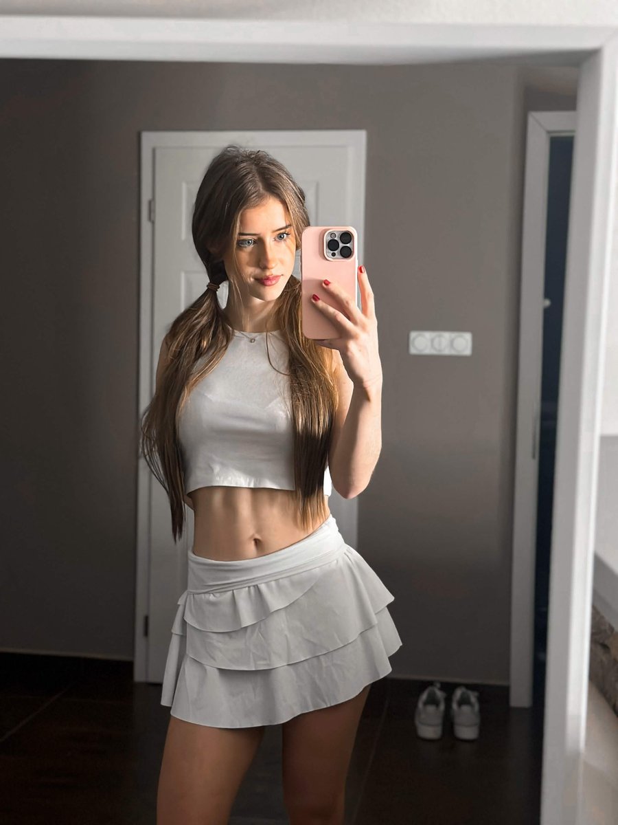 itsmira004's tweet photo. Comment 🖤 or 🤍 https://t.co/rTaCaZHQ8E