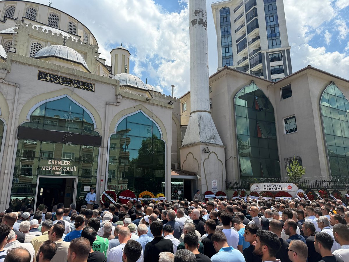 uAYurtici's tweet photo. Cahit Mandeş ağabeyimizin kıymetli annesinin son yolculuğunda yalnız bırakmadık. Mekanı cennet olsun. 

#uAYurtiçi https://t.co/SNJ1PrHP4K