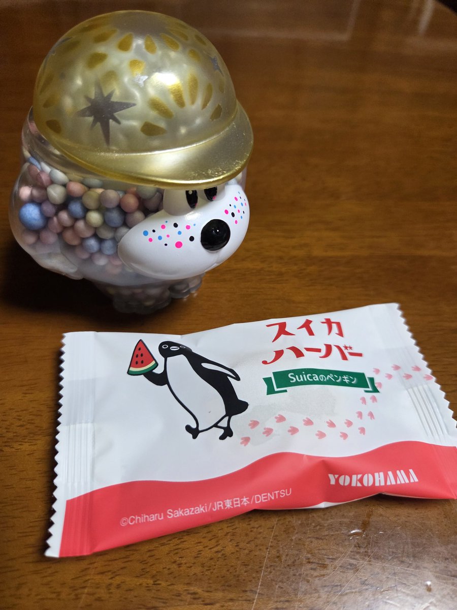royroyroy16's tweet photo. 今年の夏はすいか味のおやつを見かけると購入する流れがうまれつつある。そしてこちらのデビルダムトイさんのデザフェスミニバージョンのノウマルをペイントした新進気鋭のペイント職人さんも風の噂で聞いたところすいかが好物らしい。なもんでこのノウマルも自然と吸い寄せられてきた可能性あり。 https://t.co/cm0MwG66kj