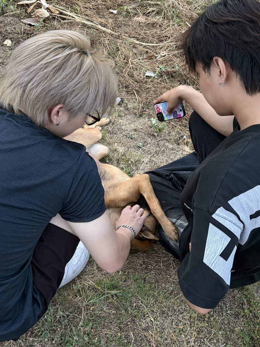 huexpondcompass's tweet photo. อะไรกันสองคนนี้? https://t.co/x65D9JFpwF