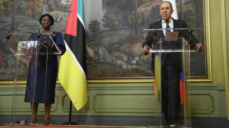 wartranslated's tweet photo. Russia will not agree to a ceasefire with Ukraine along the front line, Russian Foreign Minister Lavrov says at a press conference with Mozambique Foreign Minister Maria Lucas. https://t.co/fpFUZ6JClZ