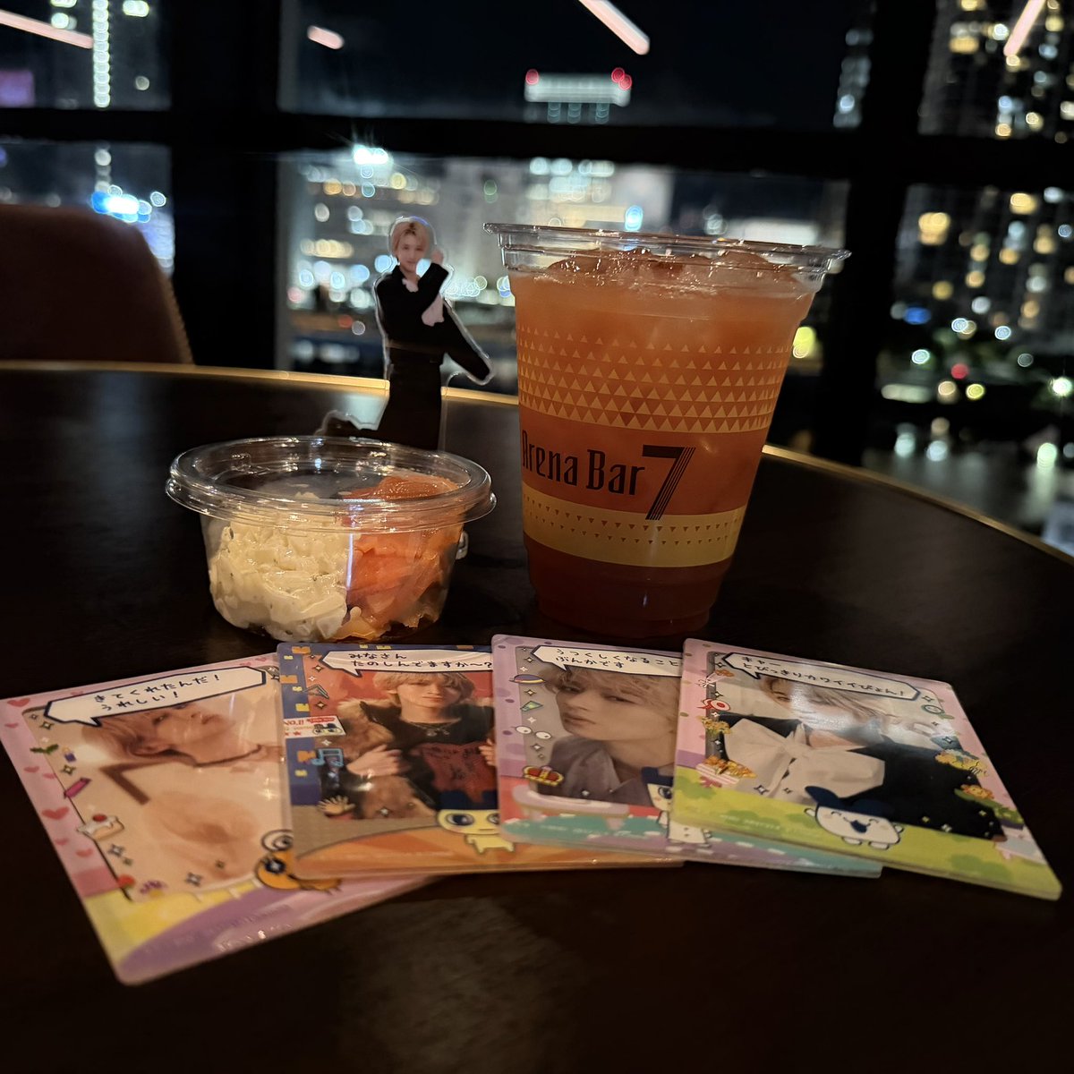 momo_read's tweet photo. 行きたかった7階のバー🍸に行ってみました♪刀ミュの時は激混みで断念したから😭ライブ終わりの乾いた喉に夜景を眺めながら飲むお酒は最高でした😃 https://t.co/D8WOWKOg4d