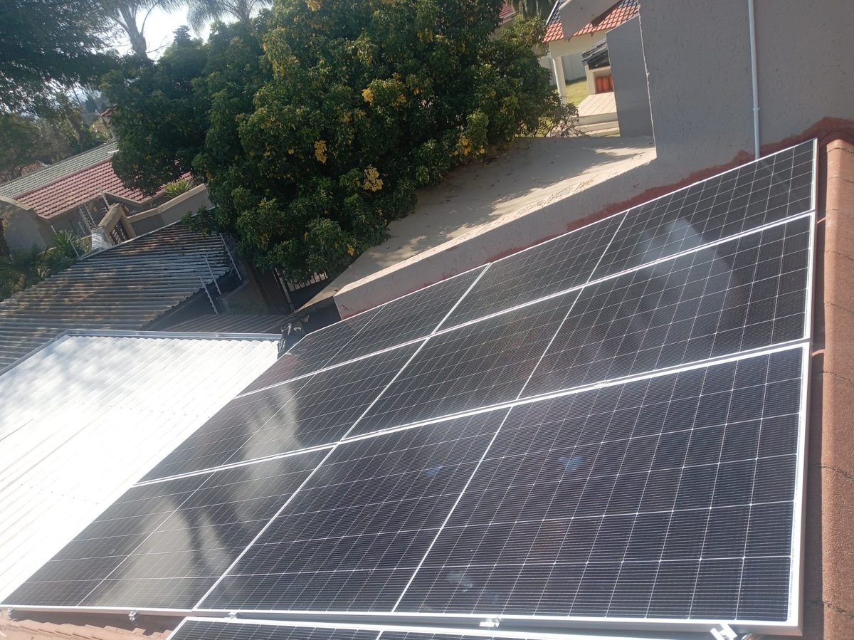 Bcgenergy1's tweet photo. Installation done in Bromhof.

14KW LUXPOWER INVERTER
2 x 12,5KW FELICITY BATTERIES 
20 x 600W PANELS https://t.co/2Mpm96bzHF
