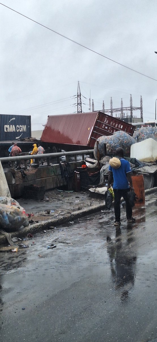 wunmiAlatishe's tweet photo. Apapa and traffic. Trailer container fallen. Crossing the road and blockingexit from areaB policestation.  Alternatively,  under the bridge is where trafficis diverted @followlastma  @TrafficChiefNG @Gidi_Traffic https://t.co/3687sv8W95