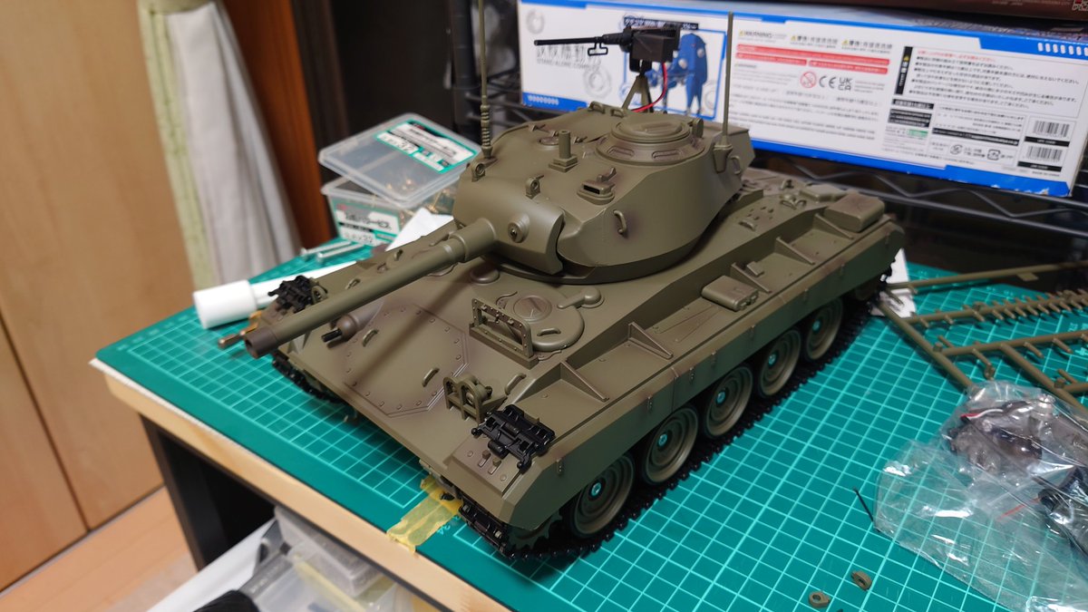 KohzuRc's tweet photo. 装備品装着。転輪のキャップは個体差激しすぎてキツキツだったりガバガバだったりで、いずれにしても走らせたらどっかに飛んでいきそう。 https://t.co/ECSVECenDi