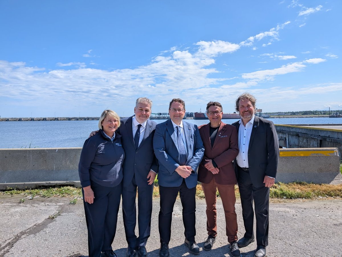 BDrainvilleQc's tweet photo. Une étape décisive est franchie pour le port de Matane! ⚓️

Notre gouvernement autorise la poursuite de la planification de ce projet majeur, incluant le lancement prochain de la procédure d’évaluation environnementale.

Cette décision s’accompagne d’un investissement de 21,6 M$ pour réaliser les études, élaborer les plans et devis préliminaires ainsi que préparer le dossier d’affaires, une étape préalable essentielle à la réalisation du projet. 🤝🏻

En modernisant cette infrastructure stratégique, nous assurerons sa pérennité, renforcerons la chaîne logistique du Québec maritime et soutiendrons le développement économique de tout l’Est-du-Québec. 🚢