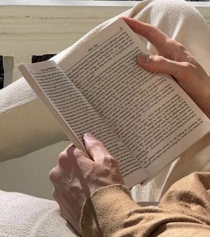 AlejaReads's tweet photo. When the world weighs upon us, when reality crushes, we open a book.>>> https://t.co/Ed92MxGTHv