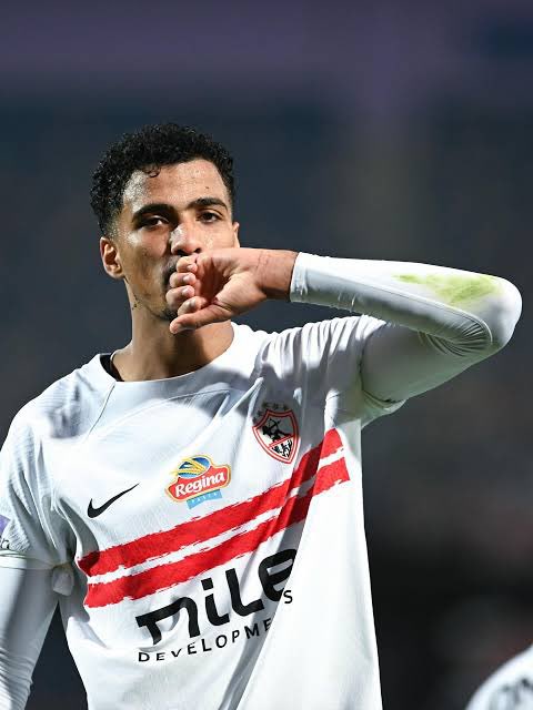 HHathout's tweet photo. خاص - يقترب حسام عبد المجيد من الرحيل عن الزمالك إلى (لودوجرتس البلغاري) مقابل مليون ونصف المليون يورو للنادي الأبيض.

خلال رحلة كأس العالم، كانت المفاوضات سارية بين الناديين وإسلام عبد المجيد شقيق ووكيل اللاعب، إذ بدأ العرض بـ٧٥٠ ألف دولار قبل أن يرتفع للضعف وباليورو.

عقد حسام سيكون لمدة ٣ سنوات، على أن يحصل على جواز سفر أوروبي لتسهيل انتقاله في حالة الرغبة في بيعه لأندية أوروبية.

كما يحصل الزمالك على ٢٥٠ ألفا أخرى نظير مشاركة النادي البلغاري في أوروبا (وهي مضمونة الدفع).

سيحصل الزمالك على ٣٠٠ ألف يورو إضافية في حالة تأهل لودوجورتس لمجموعات دوري الأبطال خلال مدة العقد، أو ١٥٠ ألفا في حالة الوصول للدور التمهيدي الأخير، أو ١٠٠ ألفا في حالة التأهل لمجموعات الدوري الأوروبي.

- يحصل الزمالك على ٢٠٪ من الربح في حالة إعادة البيع بمقابل يتجاوز ٤ ملايين يورو.

- لا يرى الزمالك أزمة في رحيل مدافعه الدولي المتوج بثلاثة ألقاب دوري، رغم عدم فك القيد، إذ يمتلك في قوامه الونش ومحمد إسماعيل والسيد أسامة ويعود أحمد حسام من الإصابة. كما أن المقابل جيد بالنظر لانتهاء عقد عبد المجيد بنهاية الموسم الجديد، ولن يقدر النادي على تلبية رغباته المالية.
