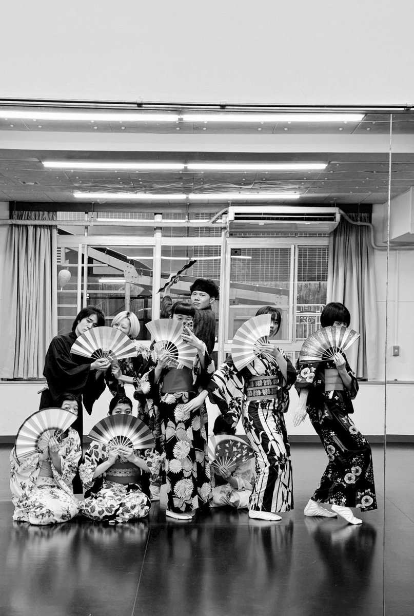 run_run_days1's tweet photo. 集合写真📸
日本舞踊の自主練終わりに！

顔の隠し方に個性が出ていて
大好きな1枚。

#新国立劇場演劇研修所 
#演研22期 #日常
#22期9人を探せ🔍 https://t.co/TPRfdMJ816