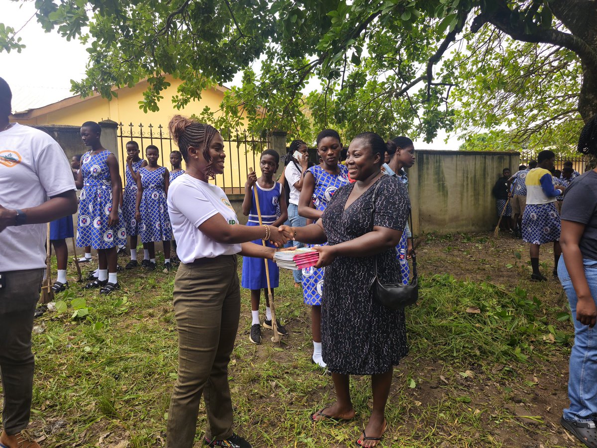 epa_koforidua's tweet photo. 1/ 🌿 The Environmental Protection Authority (EPA) Eastern Region, led by the Regional Director, joined the nationwide clean-up exercise in Koforidua alongside the Presbyterian Basic School. Staff from all Area and District Offices also participated actively.
#OurEnvironmentOurResponsibility #NationalCleanUp #EPAEasternRegion