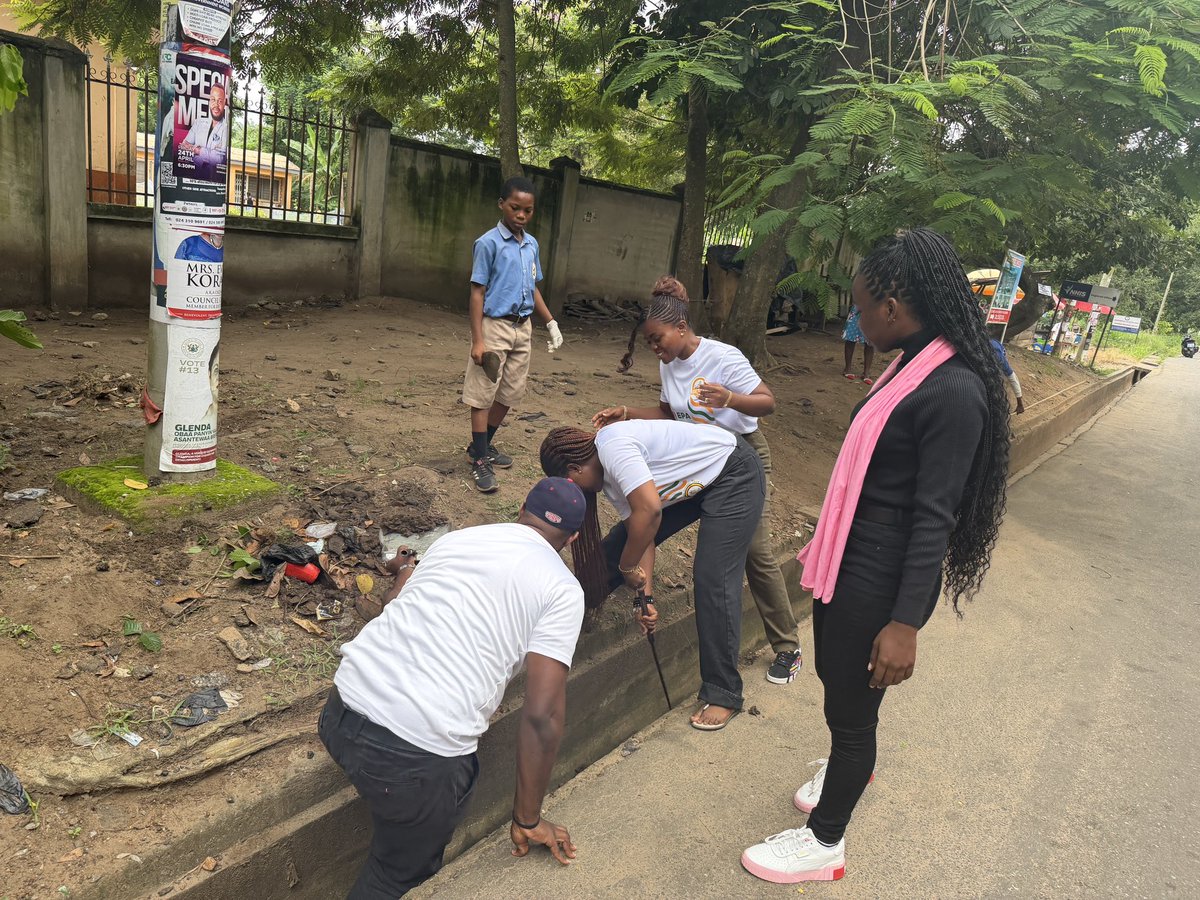 epa_koforidua's tweet photo. 1/ 🌿 The Environmental Protection Authority (EPA) Eastern Region, led by the Regional Director, joined the nationwide clean-up exercise in Koforidua alongside the Presbyterian Basic School. Staff from all Area and District Offices also participated actively.
#OurEnvironmentOurResponsibility #NationalCleanUp #EPAEasternRegion