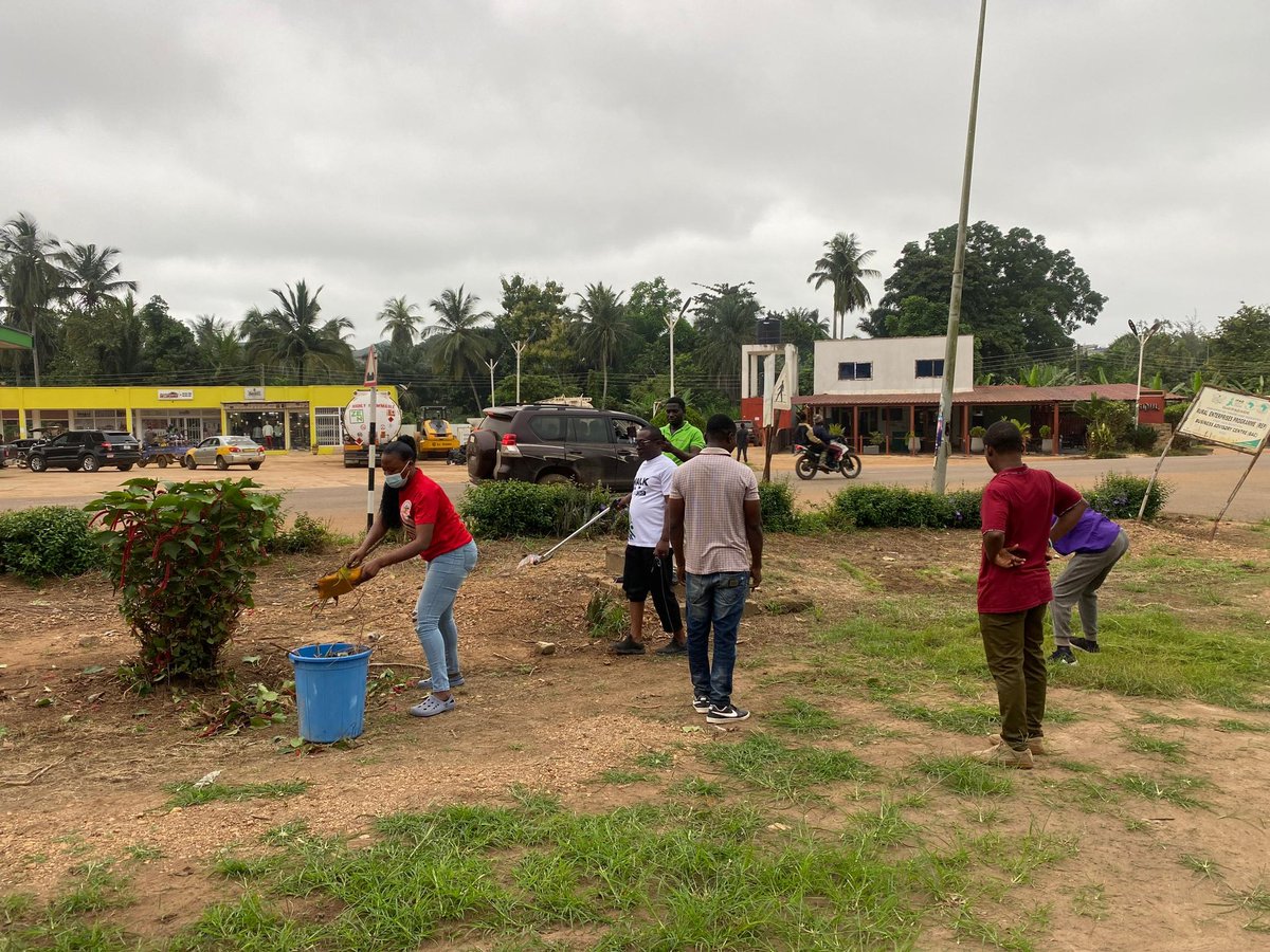 epa_koforidua's tweet photo. 4/📍 Kyebi District Office participated in the nationwide clean-up exercise, working together to promote a cleaner and healthier environment.
#Kyebi #KeepGhanaClean https://t.co/J08YgIIw0K