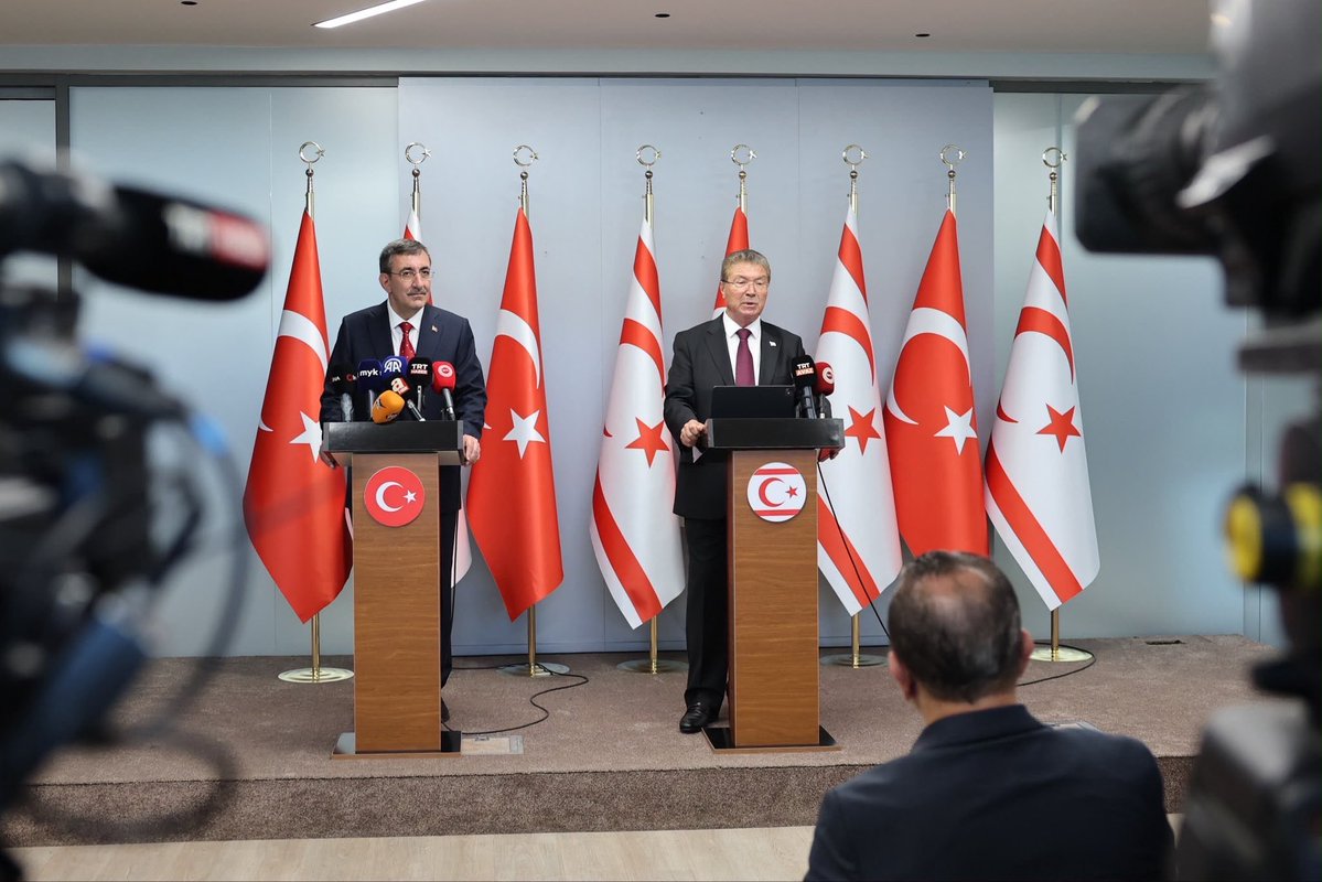 oerdem42's tweet photo. Cumhurbaşkanı Yardımcımız Sayın Cevdet Yılmaz, Tarım ve Orman Bakanımız Sayın İbrahim Yumaklı ve Enerji ve Tabii Kaynaklar Bakanımız Sayın Alparslan Bayraktar ile birlikte Kuzey Kıbrıs Türk Cumhuriyeti’ndeyiz.

Cumhurbaşkanı Yardımcımız Sayın Cevdet Yılmaz ile KKTC Başbakanı Sayın Ünal Üstel‘in gerçekleştirdiği ortak basın açıklamasının ardından, Tarım ve Orman Bakanlığımız tarafından Kuzey Kıbrıs Türk Cumhuriyeti’nde görevlendirilen yangın söndürme helikopterini Kıbrıs Türk halkının hizmetine sunduk.

Ardından, Türkiye Cumhuriyeti’nin finansmanıyla ve TOBB koordinasyonunda hayata geçirilecek Güzelyurt Soğuk Hava Deposu Entegre Tesisleri’nde incelemelerde bulunarak yürütülen çalışmalar hakkında bilgi aldık.

Anavatan Türkiye olarak, Kuzey Kıbrıs Türk Cumhuriyeti’nin kalkınmasına, üretimine ve refahına katkı sunacak her projede kardeşlerimizin yanında olmaya devam edeceğiz.