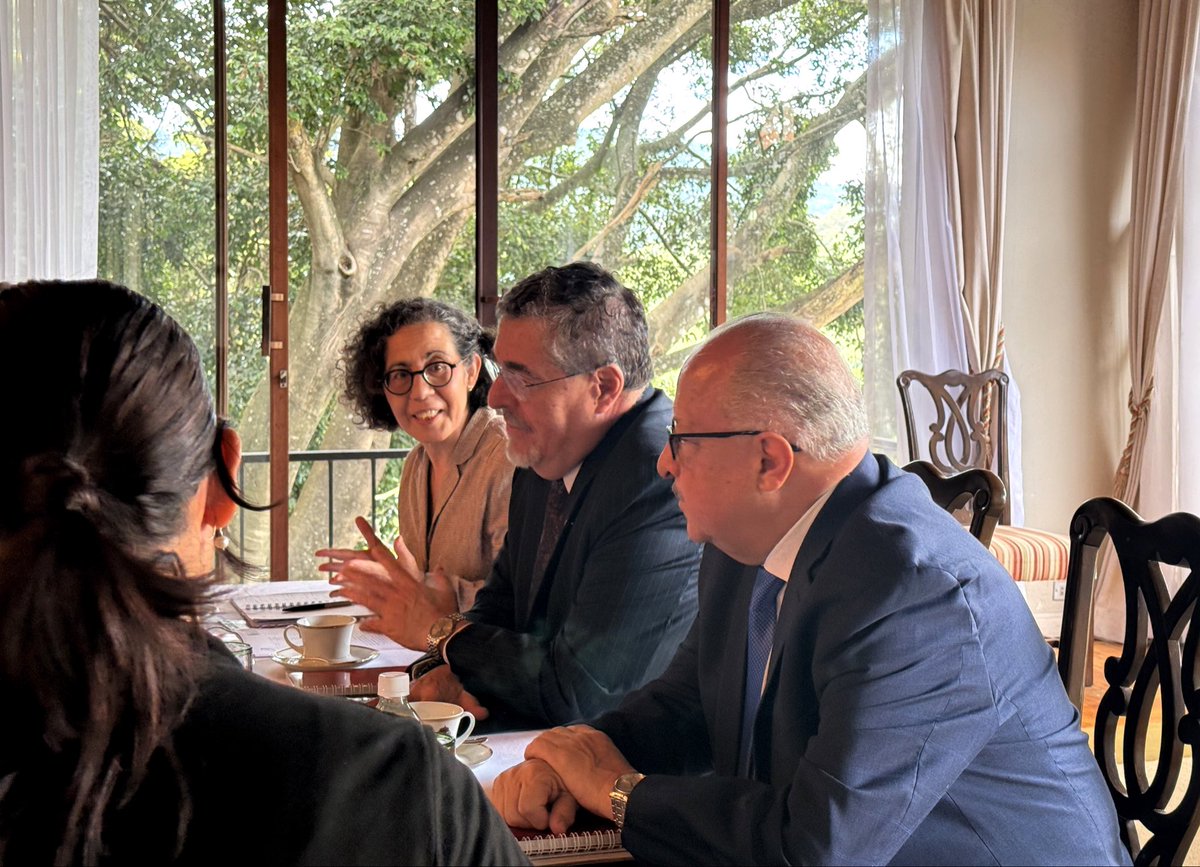 EmbajadaEspGt's tweet photo. Grupo G13 bajo presidencia semestral de España 🇪🇸 mantuvimos un diálogo intenso y constructivo con el Presidente @BArevalodeLeon y el Canciller @CRMartinezGT sobre los avances en el fortalecimiento de la institucionalidad democrática y el desarrollo inclusivo en Guatemala 🇬🇹 https://t.co/VpxbprGlKK