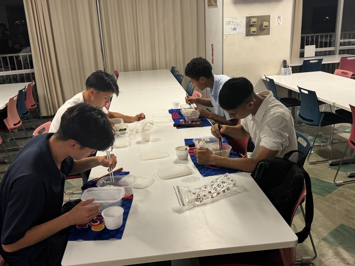fctokyoofficial's tweet photo. 🔵🔴
先日、#FC東京U18 へ食事と寮のサポートをいただいている #筋肉食堂 代表の中崎社長が小平グランドを訪問!!🙌

選手たちに向けて『なりたい自分になるために』をテーマにお話いただきました!!🤝✨

食事や睡眠など自分自身で変えられる選択を積み重ね、プロの世界をめざします💪🔵🔴
#fctokyo #fctokyoU18 #tokyo