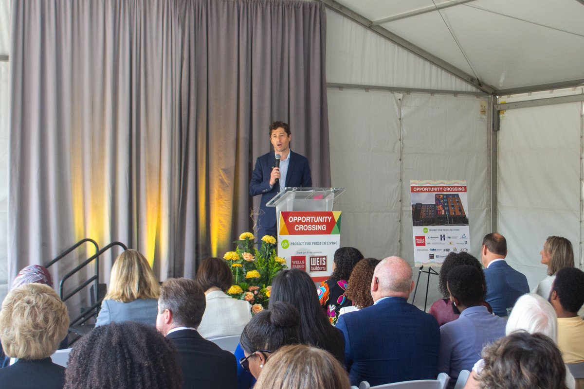 MPLSPubHousing's tweet photo. 🌟 Yesterday, MPHA staff joined @MayorFrey, @LtGovFlanagan, @Ilhan, @PPLTwinCities &amp; others to celebrate the grand opening of Opportunity Crossing in the Lyndale neighborhood! This new building includes 110 affordable units, w/ 12 being supported by MPHA project-based vouchers. https://t.co/JLwuv11ZC8