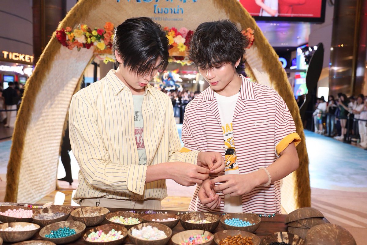 Joumm280268's tweet photo. อยู่กับเพื่อนอย่างชี้ง
อยู่กับพี่นี้งไปหมดทุกอย่าง555
#waavetnp #thee  #ท่านโปรดคลื่น https://t.co/5LH1tY2pvE
