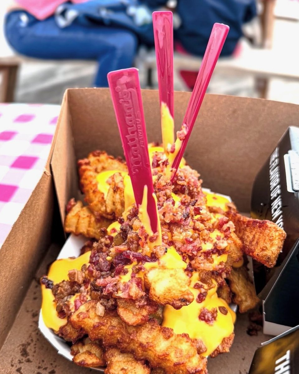 originalnathans's tweet photo. Happy National French Fry Day! Our favorite side, topped with cheese and bacon 😋

@_thebitejournal_

#nationalfrenchfryday #fries #loadedfries #cheesefries https://t.co/5rfD6gFRhG