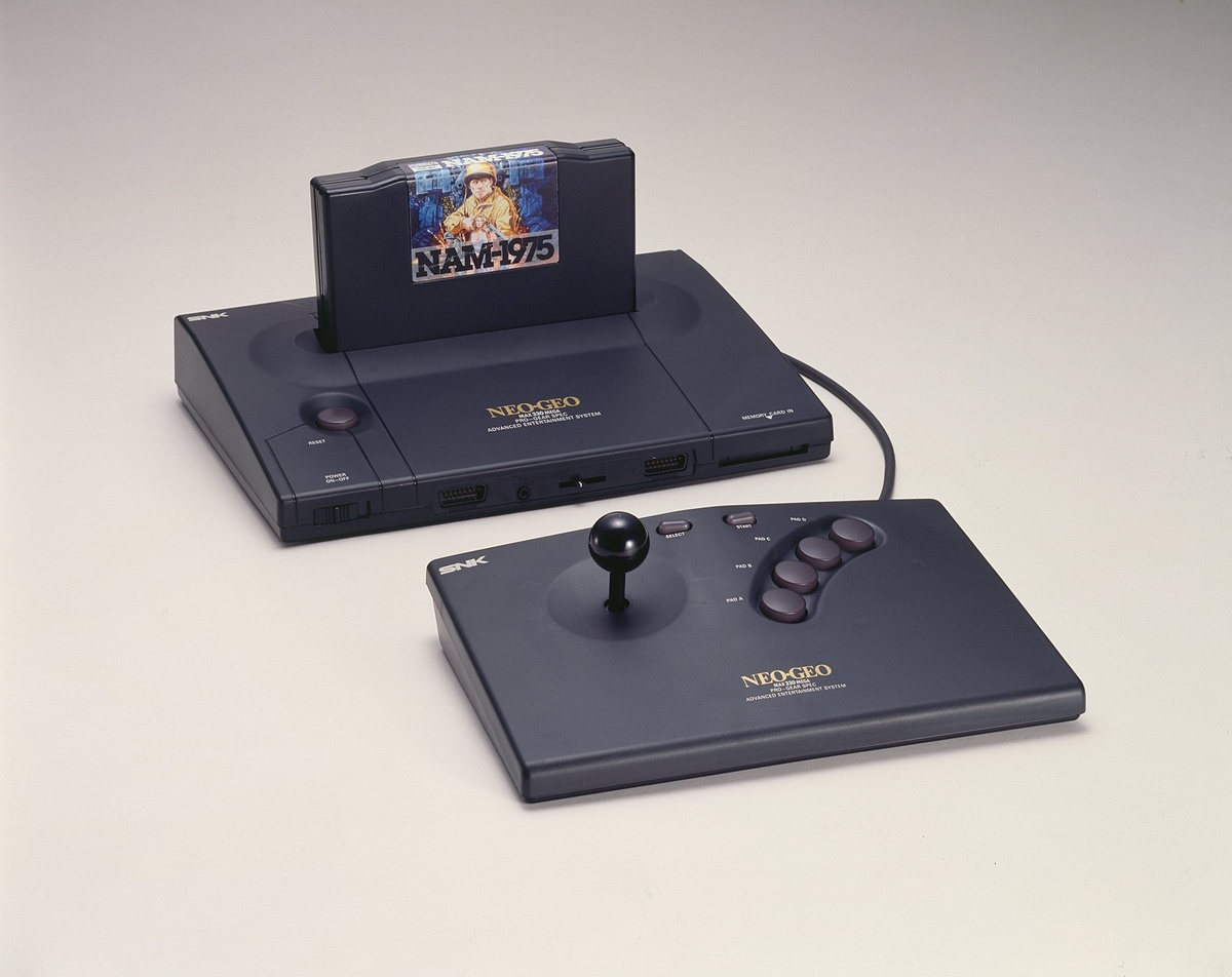 game_watch's tweet photo. 【特別企画】アーケードゲームファンの憧れだったハード「NEOGEO」35周年！ 今でも忘れない“100メガショック！”の衝撃 https://t.co/EEkf2lPOyF https://t.co/UydrVpL4x0
