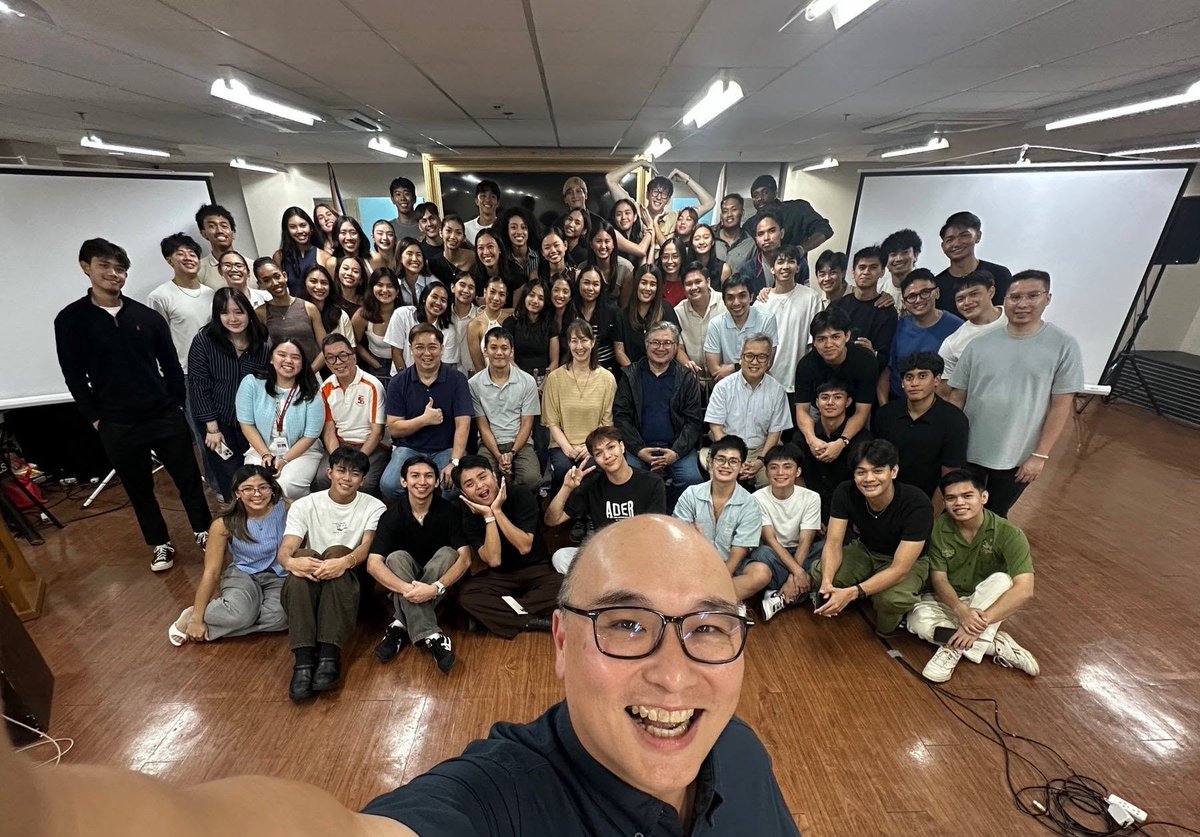 thebaddestmike's tweet photo. Ateneo Volleyball x REBISCO @RebiscoPH @RebiscoVBallPH 🧡❤️💛💙🤝💙🦅🏐💪
Thank you Sir Jonathan Ng Sir @manelavice 🙌💙 https://t.co/3hVqdCTksS
