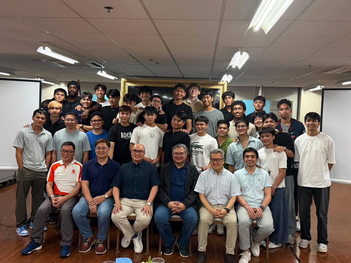 thebaddestmike's tweet photo. Ateneo Volleyball x REBISCO @RebiscoPH @RebiscoVBallPH 🧡❤️💛💙🤝💙🦅🏐💪
Thank you Sir Jonathan Ng Sir @manelavice 🙌💙 https://t.co/3hVqdCTksS