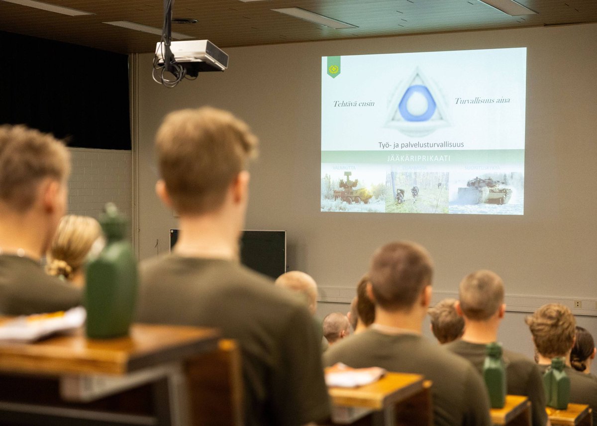 Maavoimat's tweet photo. Palveluksen alkumetreillä opetellaan sotilaan perustaitoja. Kuuden viikon pituinen alokasjakso on kaikissa aselajeissa samansisältöinen ja sen jälkeen koulutus eriytyy koulutushaaroittain.
#Maavoimat #intti #varusmiespalvelus https://t.co/S2HL21WDmm