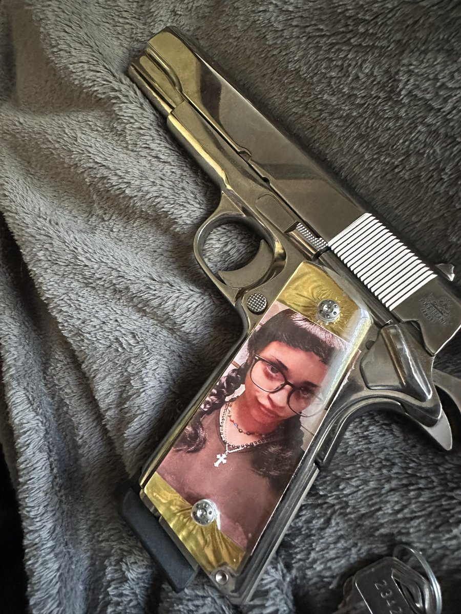 OmniOmniDaWzrd's tweet photo. My beautiful baby on my 1911 :3 https://t.co/J4dn7wIfZ6
