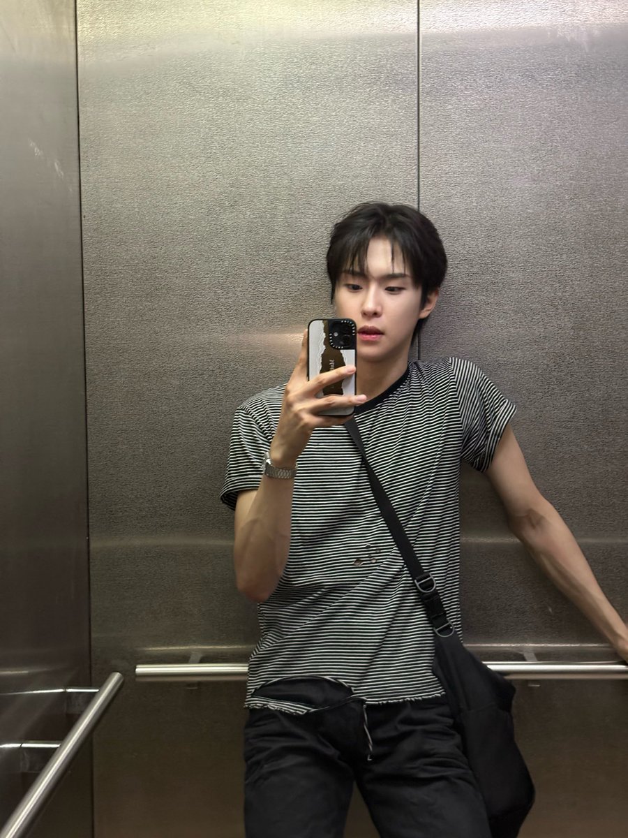 NewBeat_twt's tweet photo. [#박민석]

더워😵‍💫 https://t.co/irOGLxtBDa