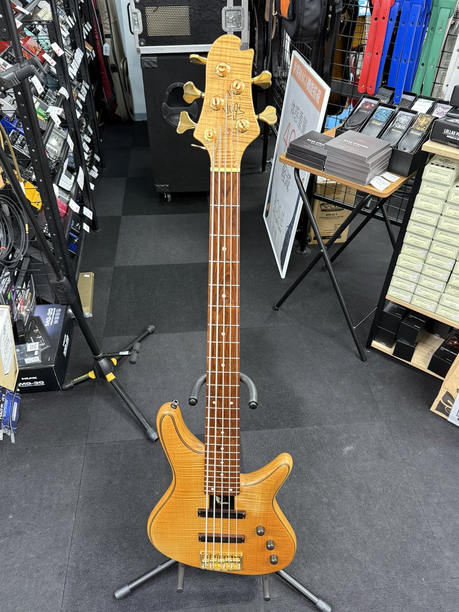 Def_yuki816's tweet photo. 10年ぶりにベース買いました
いわゆる𝓜𝔂 𝓷𝓮𝔀 𝓰𝓮𝓪𝓻...…
学生の頃先生が持ってて憧れてたSugi

いつか手に入れたいなぁと思いそこそこ年月が経ちましたが今回連れて帰ってきた
大切にしたいと思います🎸💜

#Sugi
#Mynewgear
#GeekINBox https://t.co/Cuzc1UlNwl