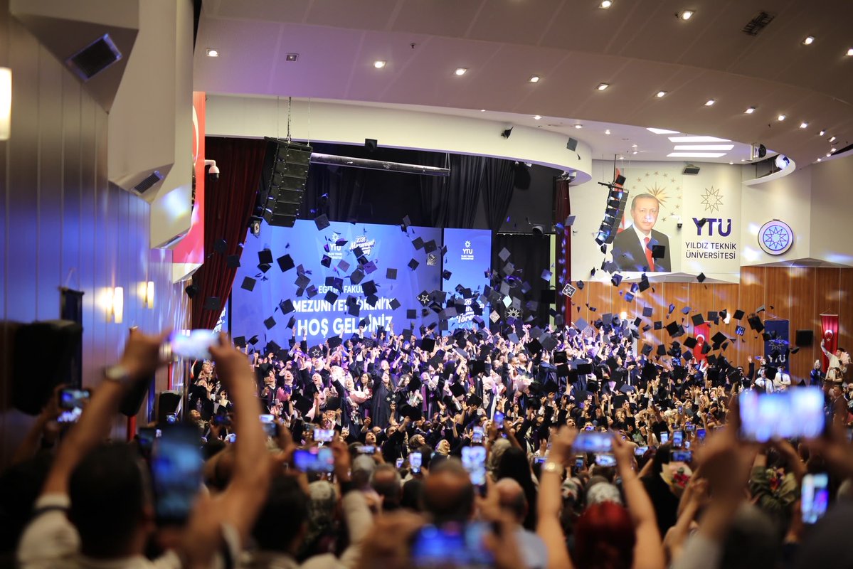 yildizegitim's tweet photo. 🎓 Yıldız Teknik Üniversitesi Eğitim Fakültesi Mezuniyet Töreni 2026

Emek, azim ve başarıyla geçen yılların ardından mezunlarımızı yeni hayat yolculuklarına uğurlamanın gururunu yaşadık. https://t.co/BMFi3nOBfn