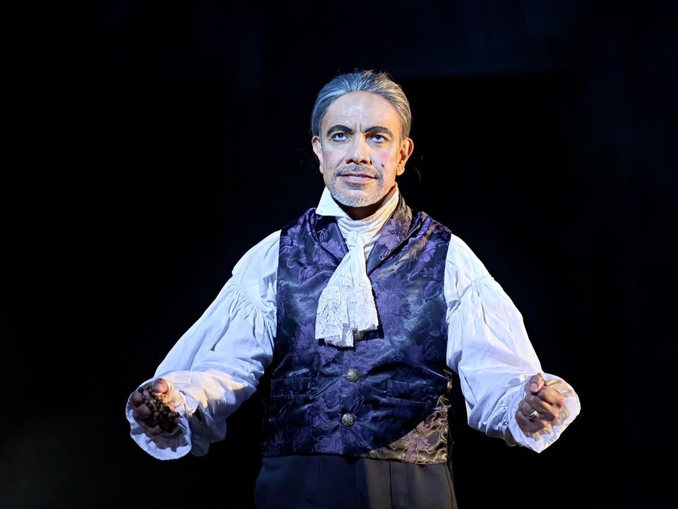 BirminghamRep's tweet photo. Are you ready to attend the tale of Sweeney Todd? 🥧🔪 

Feast your eyes on the first production pictures from our staging of Stephen Sondheim's darkly comic masterpiece!

Cast:
Ramin Karimloo, Meow Meow, David Bedella, Shem Omari James, Jo Stephenson, Julius D'Silva, Jack Gibson, Florence Andrews, Silas Wyatt-Barke, Emily Ivana Hawkins and Hadrian Delacey.

Creatives:
Director: Joe Murphy
Designer: Elin Steele
Musical Supervisor and Orchestral Reduction: Dr John Rigby
Lighting Designer: Rory Beaton
Sound Designer: Kelsh Buckman-Drage
Musical Director: Leo Munby
Movement Director: Tinovimbanashe Sibanda
Fights and Intimacy Director: Maisie Carter for MC_Combat
Casting Director: Abby Galvin CDG
Associate Director: Robyn Grant
Orchestral Management: David Gallagher
Keyboard Programmer: Lucy Baker-Swinburn
Voice and Text: Ellen Hartley
Production Manager: Andy Pye

Band: Leo Munby, Mebrakh Haughton-Johnson, Jez Ainsworth-Moores, Jo Archard, Michael Keelan, Francesca Cull, Phoebe Cheng and Dan Hayward

📸 Ramin Karimloo as Sweeney Todd
📸 David Bedella as Judge Turpin
📸 Ramin Karimloo as Sweeney Todd  and Meow Meow as Mrs Lovett
📸The company of Sweeney Todd The Demon Barber of Fleet Street
Photos by Manuel Harlan

📅 Must End Sat 15 Aug
🎟️ https://t.co/vFMxwsg7gJ
